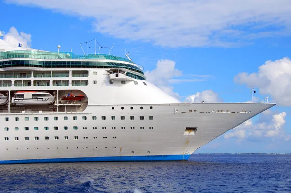 Inname van een cruiseschip van de oceaan-voering — Stockfoto