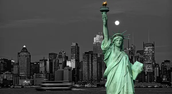 纽约城市天际线的雕像自由旅游概念 — 图库照片