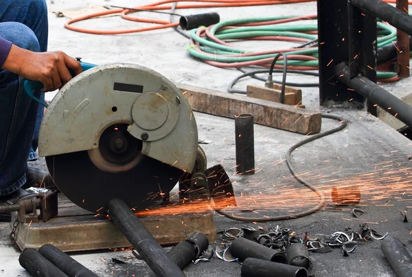 Pracovník řezání kovových potrubí — Stockfoto