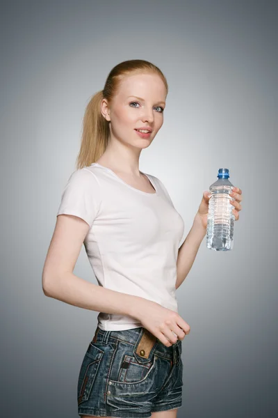 瓶水的女孩 — 图库照片