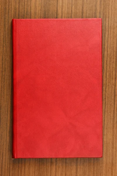 Livro com capa de couro vermelho — Fotografia de Stock