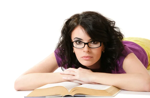 Aantrekkelijke vrouw lezing boek — Stockfoto
