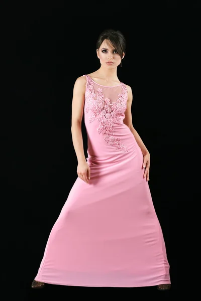 Krásná žena v růžových šatech — Stock fotografie