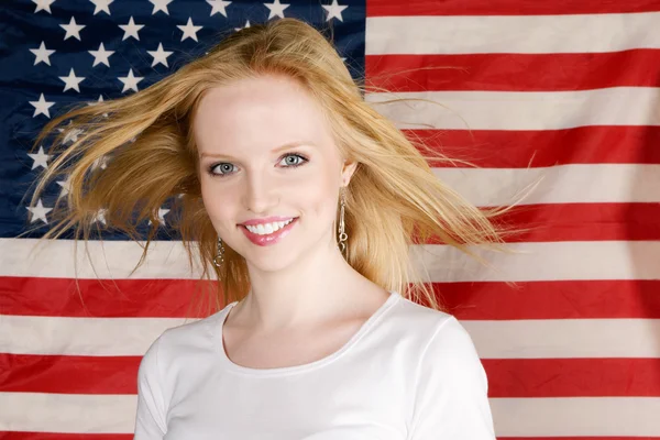 Młoda dziewczyna i amerykańską flagę — Zdjęcie stockowe