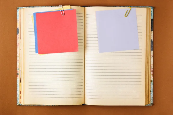 Starý notebook s barevné stránky — Stock fotografie