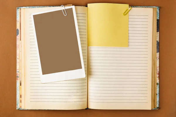 Gamla notebook med färgade sidor — Stockfoto
