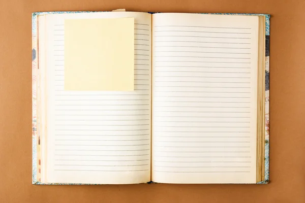 Gamla notebook med färgade sidor — Stockfoto