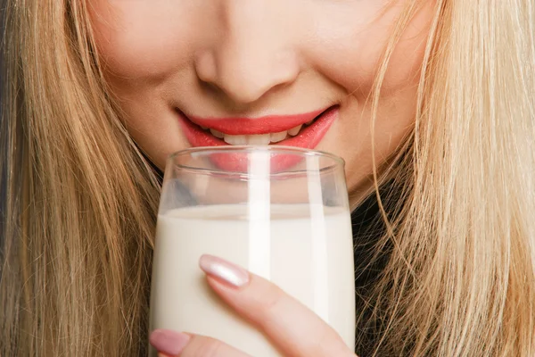 Femme blonde buvant du lait — Photo