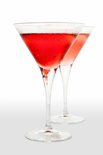 Dva pohárky martini s červenou koktejlovou — Stock fotografie