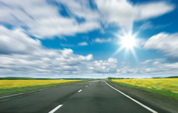 Estrada rural e céu azul nublado — Fotografia de Stock