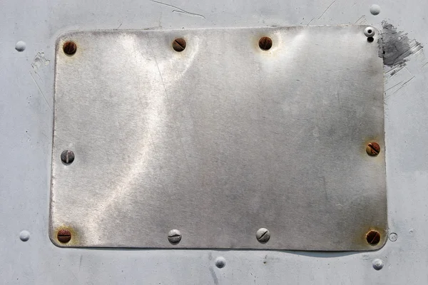 Placa metálica atornillada al fondo metálico — Foto de Stock