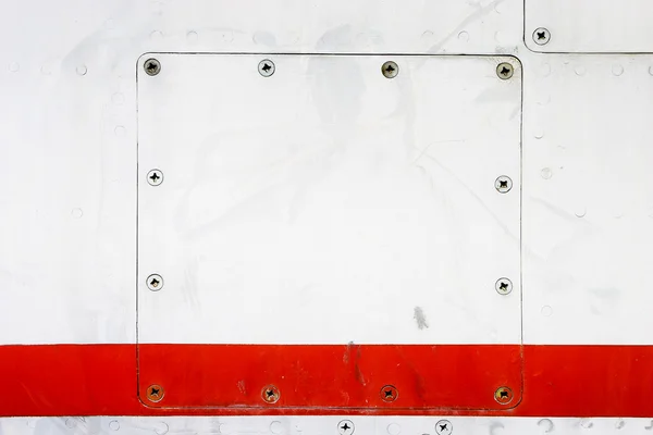 メタリックな背景にねじで締まる金属板 — ストック写真