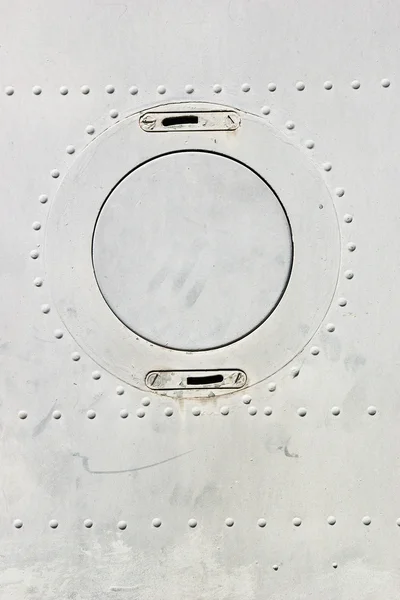 Металева плита прикручена до металевого фону — стокове фото