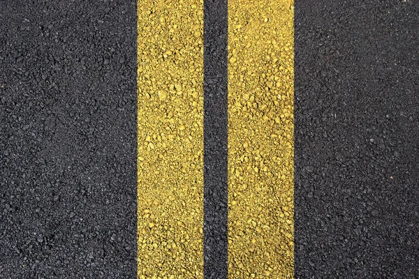 Superfície de asfalto com linha amarela — Fotografia de Stock