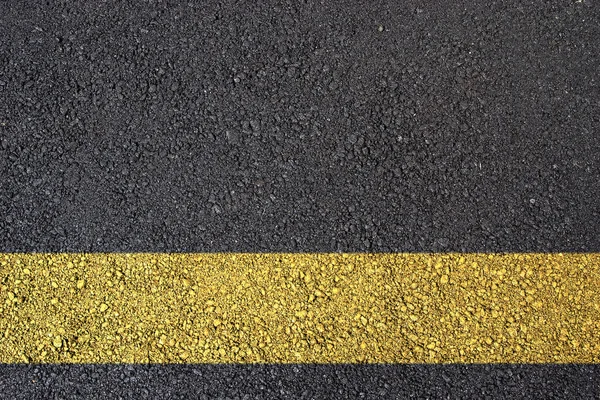 Superficie de asfalto con línea amarilla — Foto de Stock