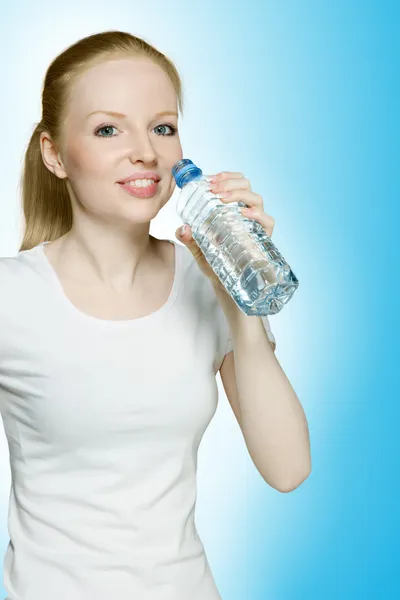 Menina quente nova água potável — Fotografia de Stock