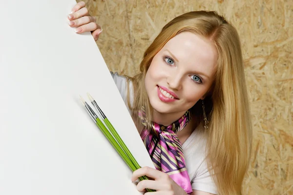 Genç kadın gösteren beyaz tahta — Stok fotoğraf