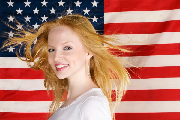 Menina adolescente bonita contra a bandeira americana — Fotografia de Stock