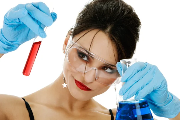 漂亮的女人和化学玻璃器皿 — 图库照片
