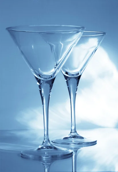 两个马提尼酒杯δύο ποτήρια του μαρτίνι — Φωτογραφία Αρχείου