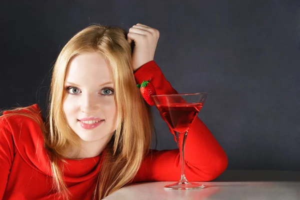 Krásná mladá žena s čerstvým džusem koktejl — Stock fotografie