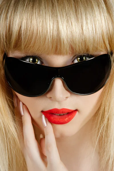 Krásná blondýna v Detailní portrét sluneční brýle — Stock fotografie