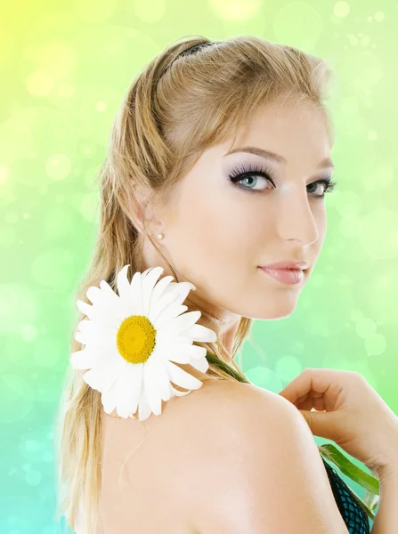 Mujer joven con flor de margarita — Foto de Stock