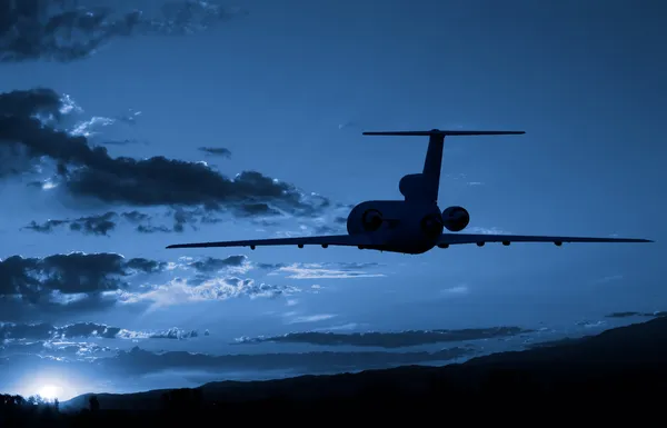 Sunrise uçan jet uçak — Stok fotoğraf