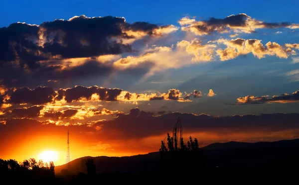 산을 덮는 태양 — 스톡 사진