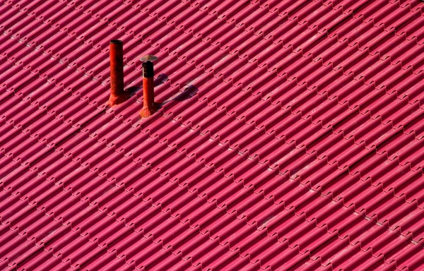 Astratto metallo rosso mattonelle fondo tetto e camino — Foto Stock