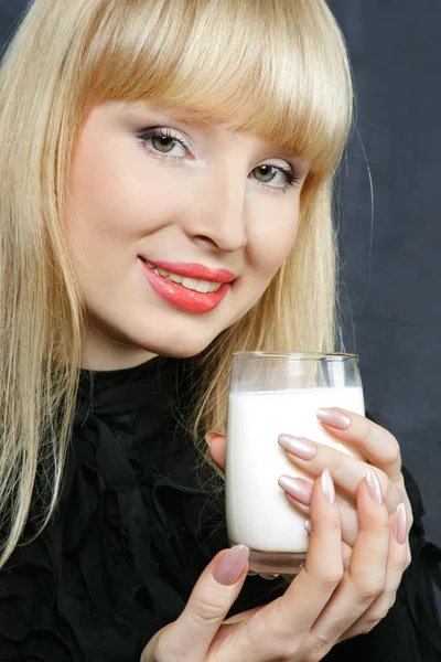 Giovane donna che beve latte — Foto Stock