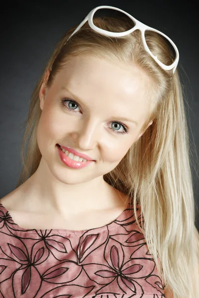 Mooie jonge blonde vrouw portret — Stockfoto