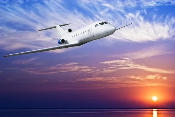 Airliner flying in sky — Stock Photo, Image