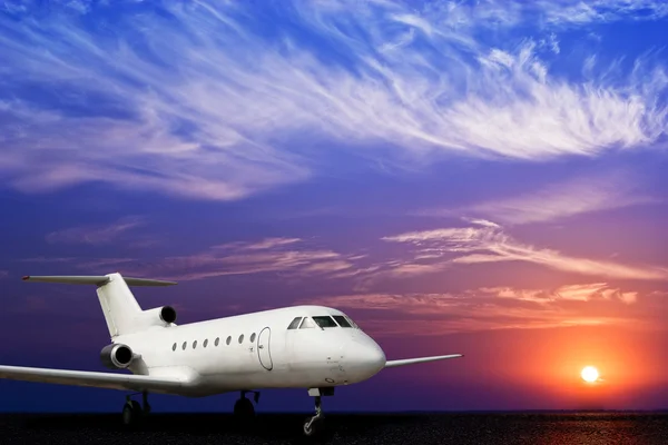 Tryskové letadlo na zem a nádherný západ slunce — Stock fotografie
