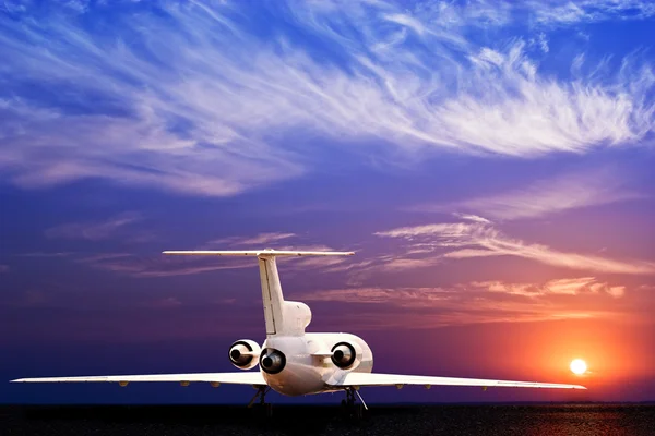 Düsenflugzeug am Boden und atemberaubender Sonnenuntergang — Stockfoto
