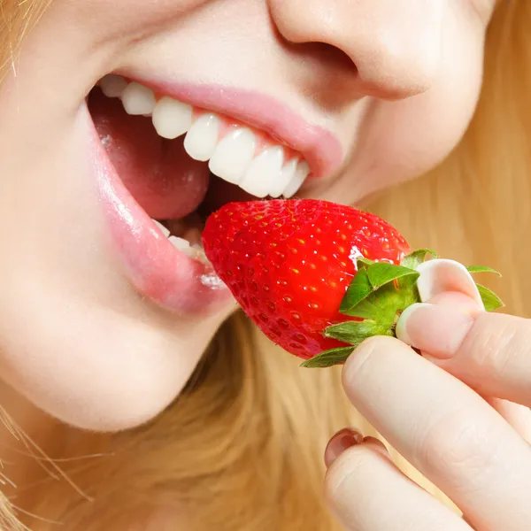 Femme heureuse mangeant des fraises — Photo