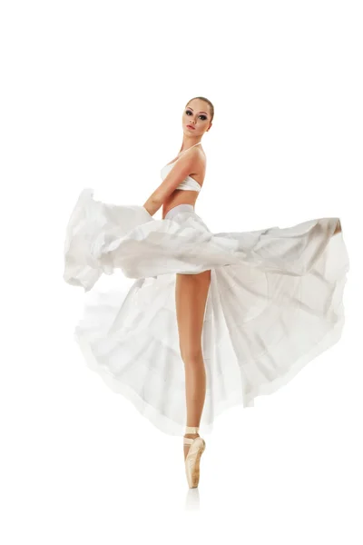 白い背景で隔離のクラシック バレエを踊る女性の笑みを浮かべてください — ストック写真
