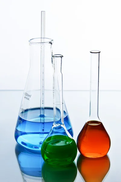 実験室ガラス試験管と青い液体のバイアル — ストック写真