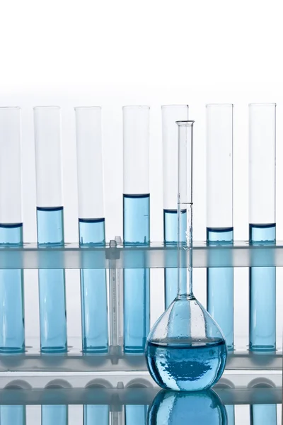 Laboratoriet Glas Provrör Och Flaskan Med Blå Vätska — Stockfoto