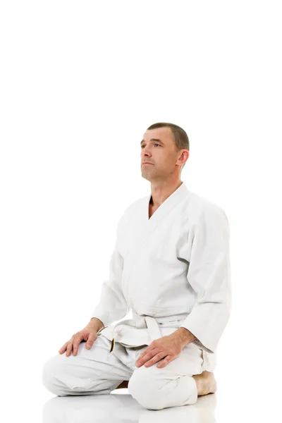 Közepes Felnőtt Mester Martial Arts Meditál Harc Elszigetelt Felett Fehér — Stock Fotó