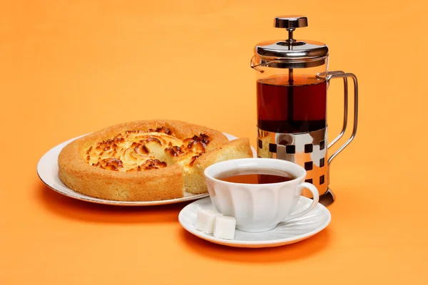 Вкусный Сырный Пирог Кусочком Торта Черным Чаем — стоковое фото