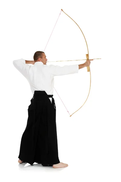 Homem Adulto Médio Vestido Quimono Tradicional Com Arco Longo Demonstrando — Fotografia de Stock