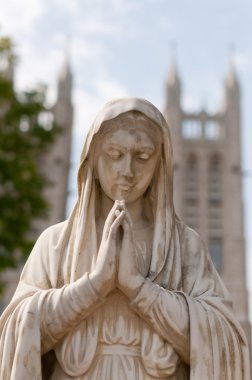 Meryem heykeli eski bir kilise önünde dua