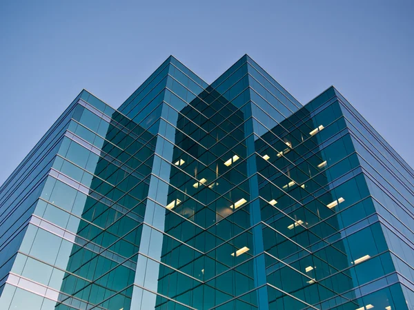 Modern kontorsbyggnad i skymningen — Stockfoto
