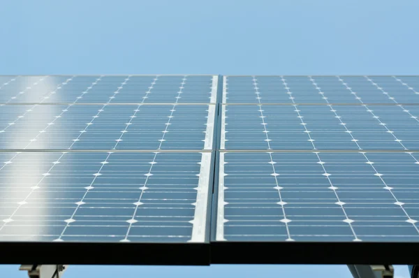 阳光反射上的太阳能电池板 — 图库照片
