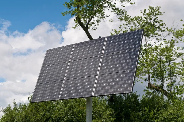 Energia renovável - Array painel solar fotovoltaico — Fotografia de Stock