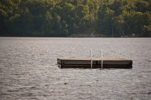 Natation Raft dans un lac — Photo