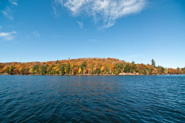 加拿大的秋色蓝天湖 — 图库照片