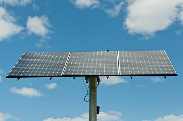 Solceller solpaneler array - förnybar energi — Stockfoto