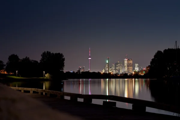 Toronto Skyline in der Nacht von Ashbridge Bay — Stockfoto